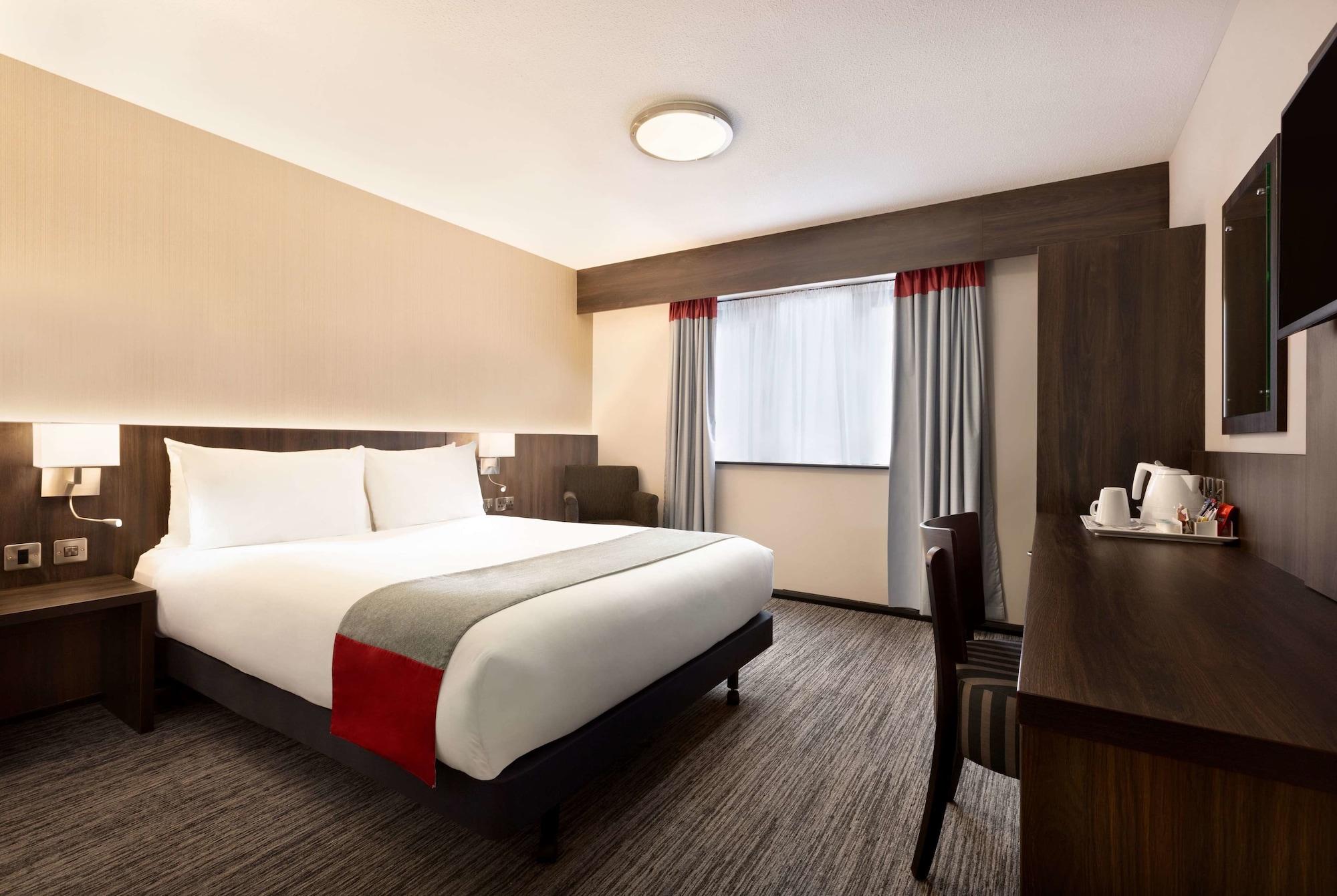 Ramada By Wyndham Cobham Hotel Cobham  Exterior photo