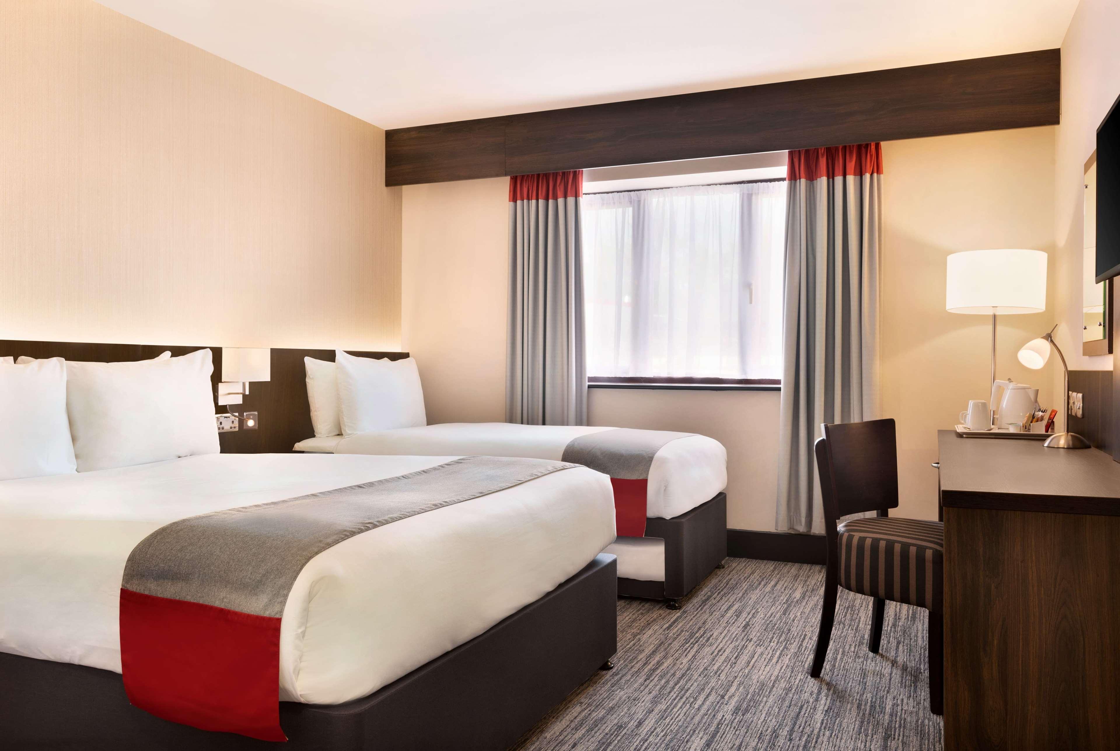 Ramada By Wyndham Cobham Hotel Cobham  Exterior photo