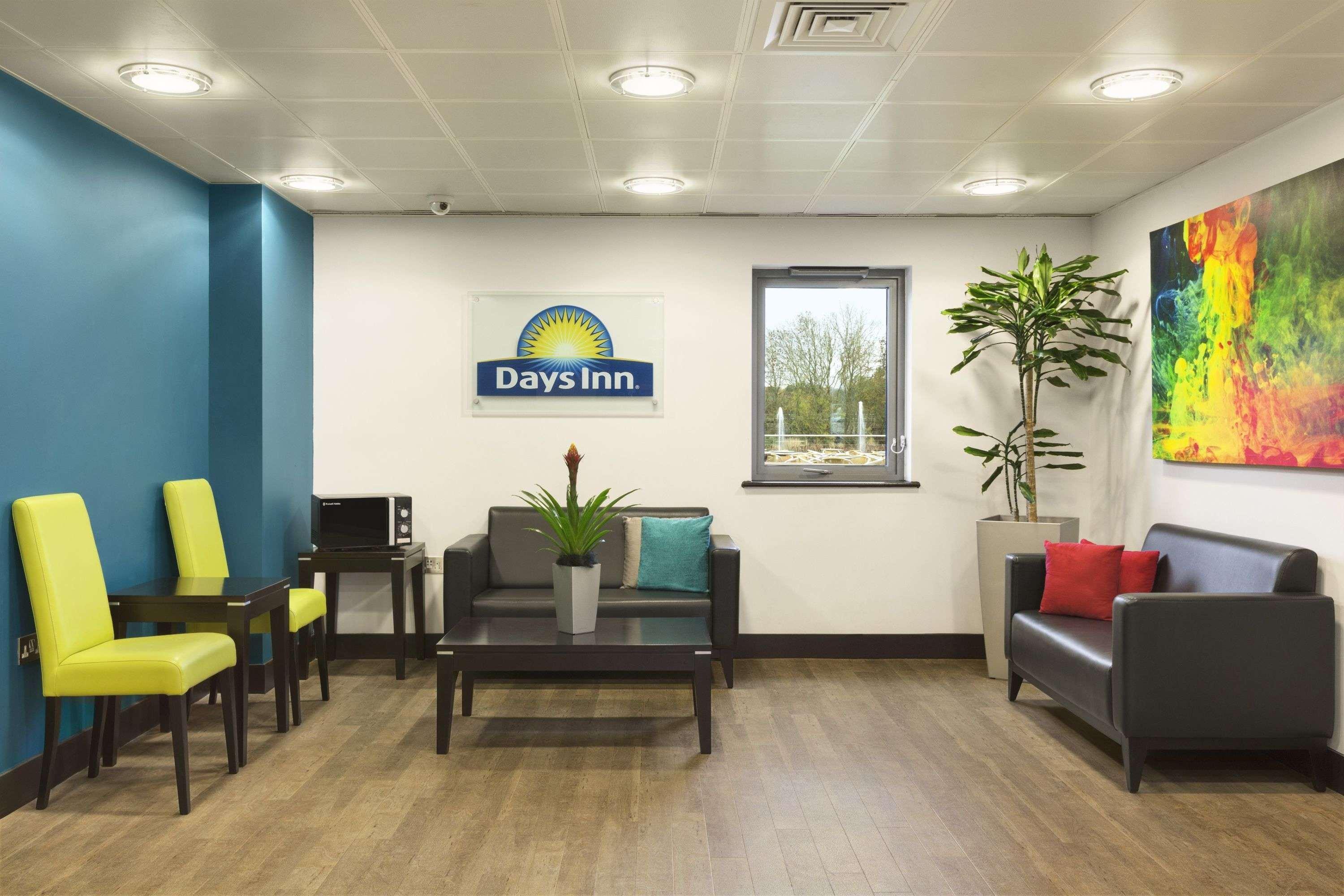 Ramada By Wyndham Cobham Hotel Cobham  Exterior photo