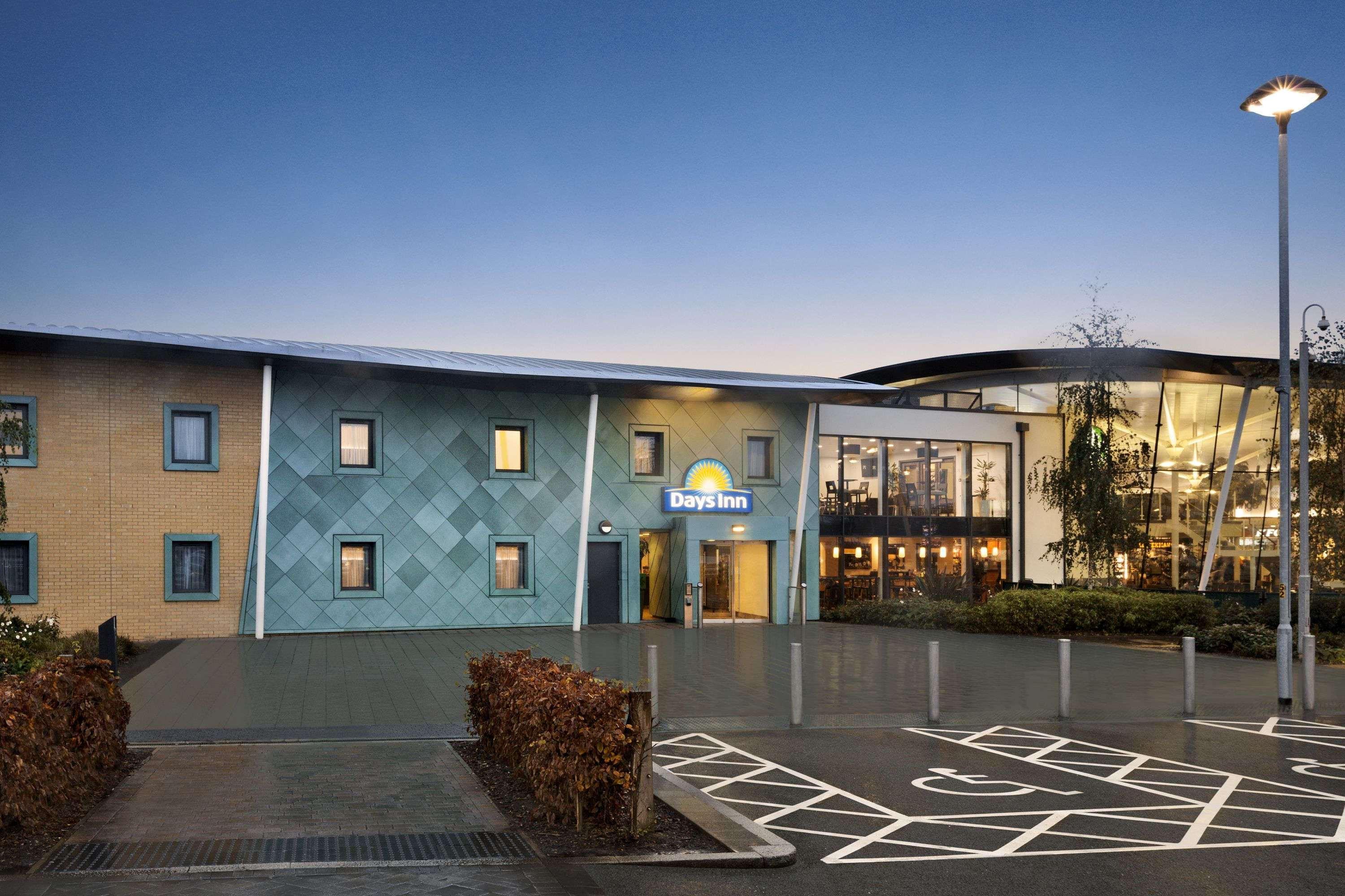 Ramada By Wyndham Cobham Hotel Cobham  Exterior photo