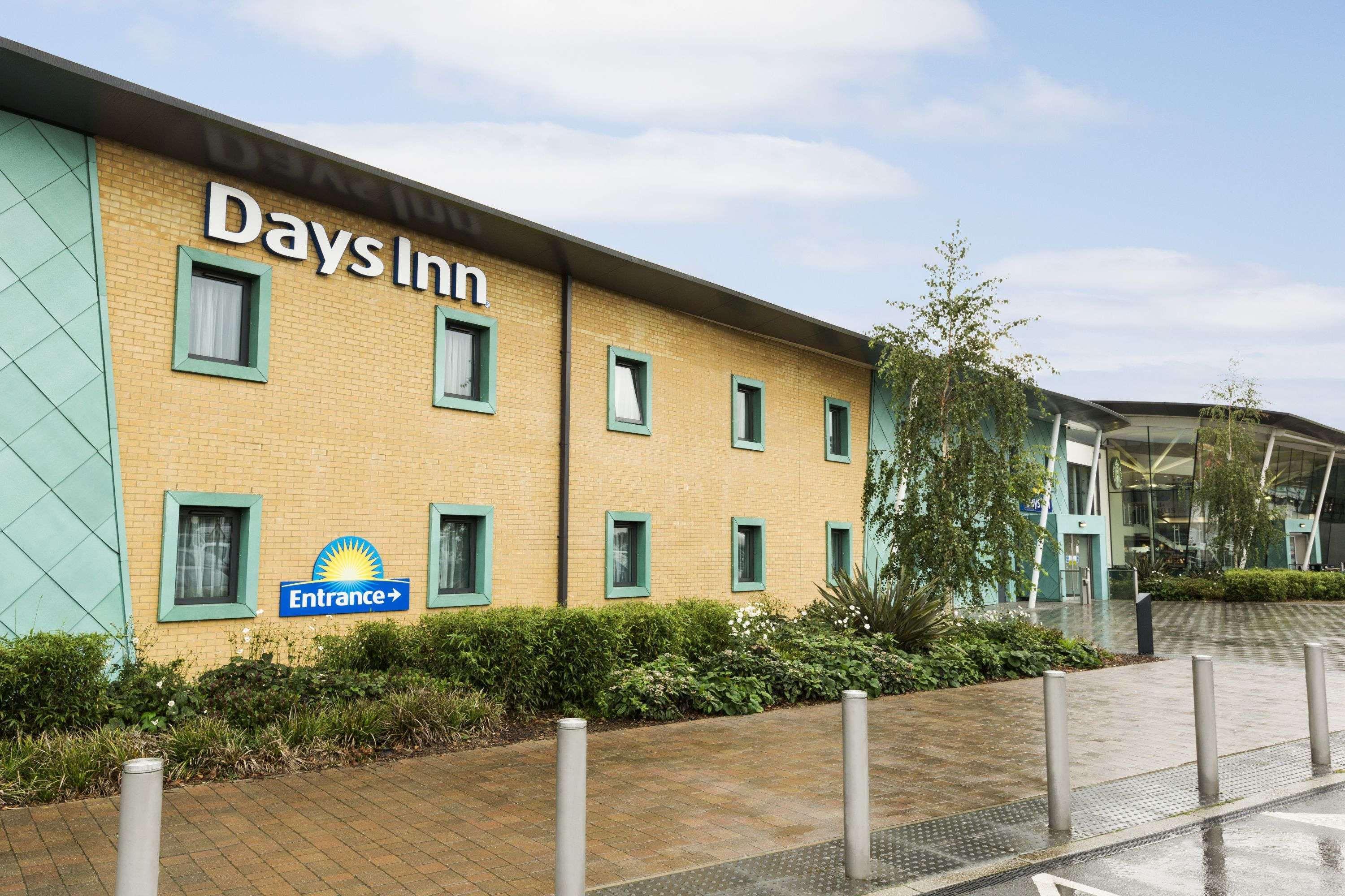 Ramada By Wyndham Cobham Hotel Cobham  Exterior photo