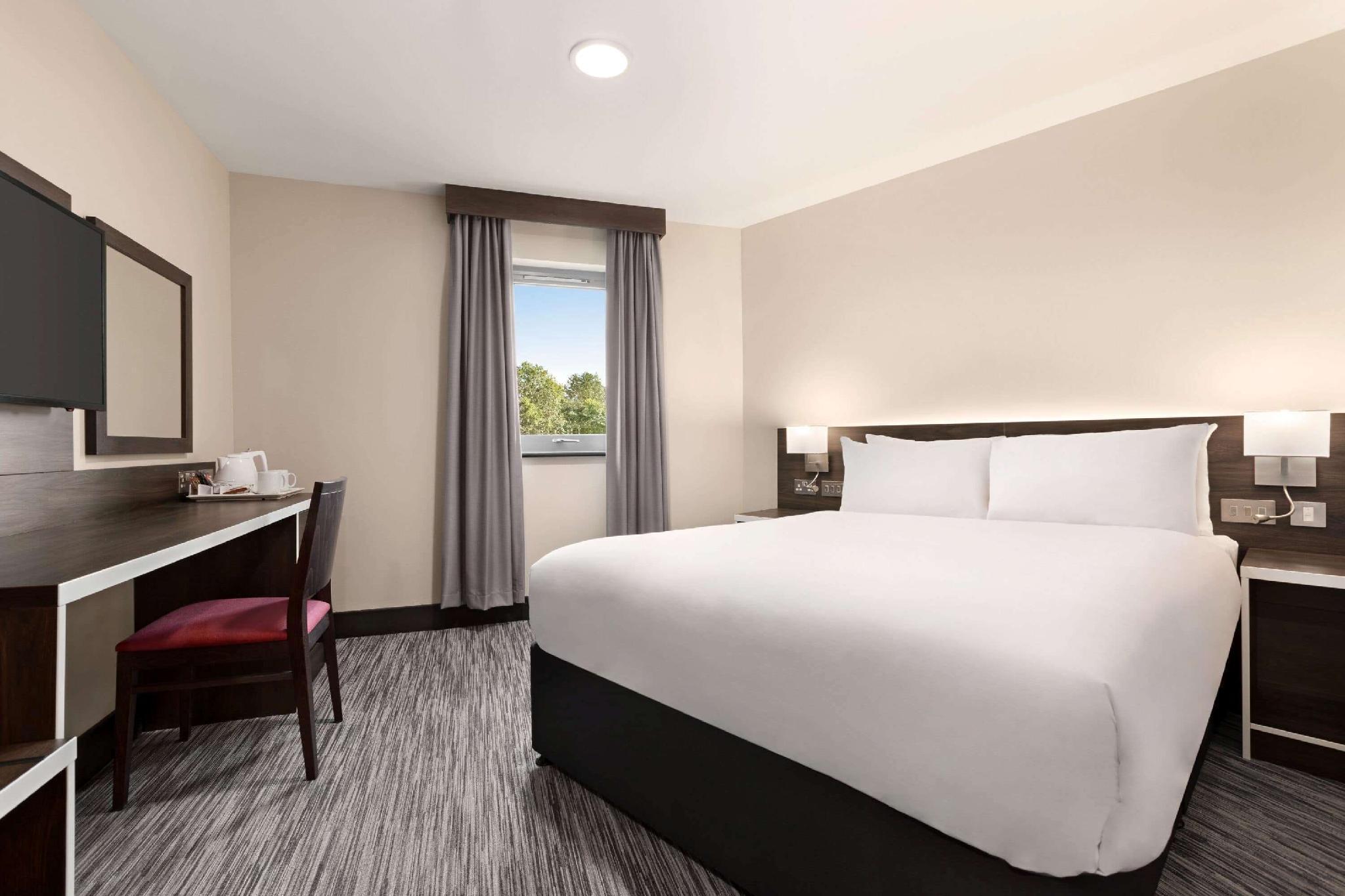 Ramada By Wyndham Cobham Hotel Cobham  Exterior photo