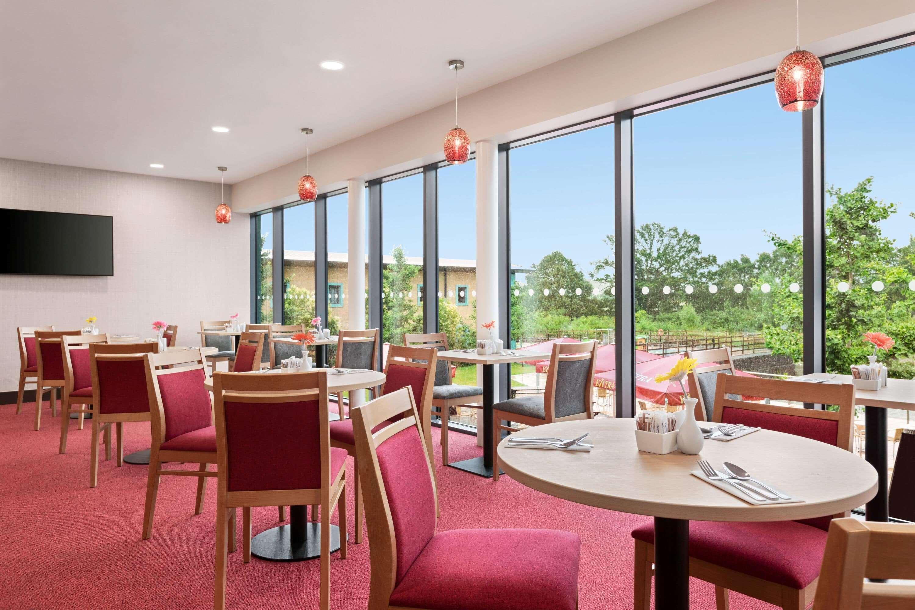 Ramada By Wyndham Cobham Hotel Cobham  Exterior photo