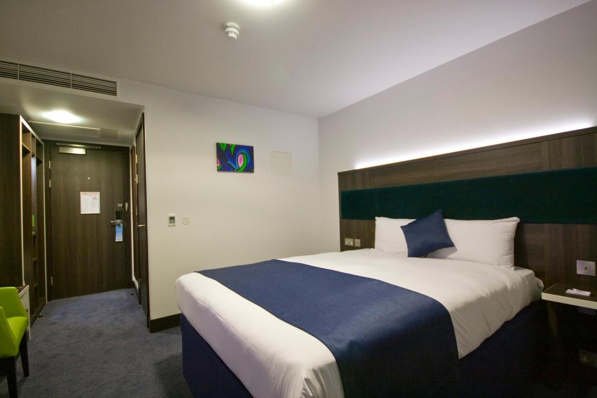 Ramada By Wyndham Cobham Hotel Cobham  Exterior photo